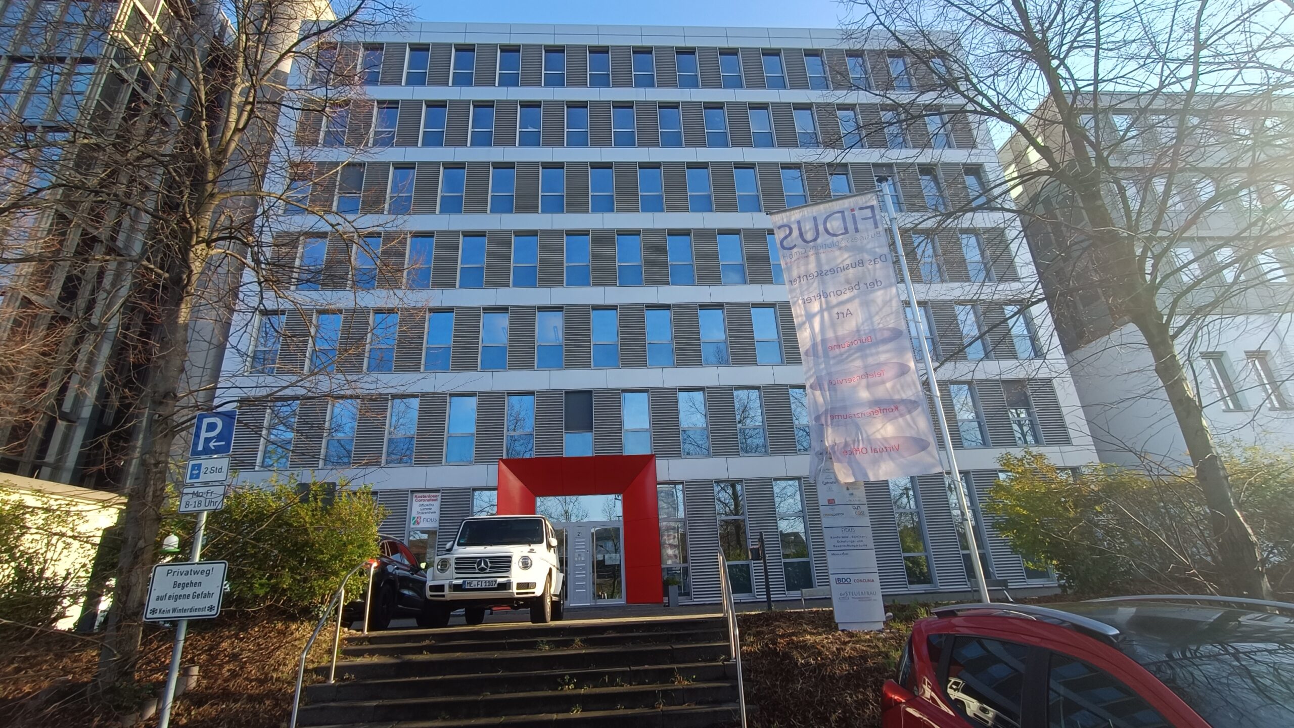 Modernes Bürogebäude in der Josef-Schappe-Straße 21 in Ratingen als Standort von MJSV