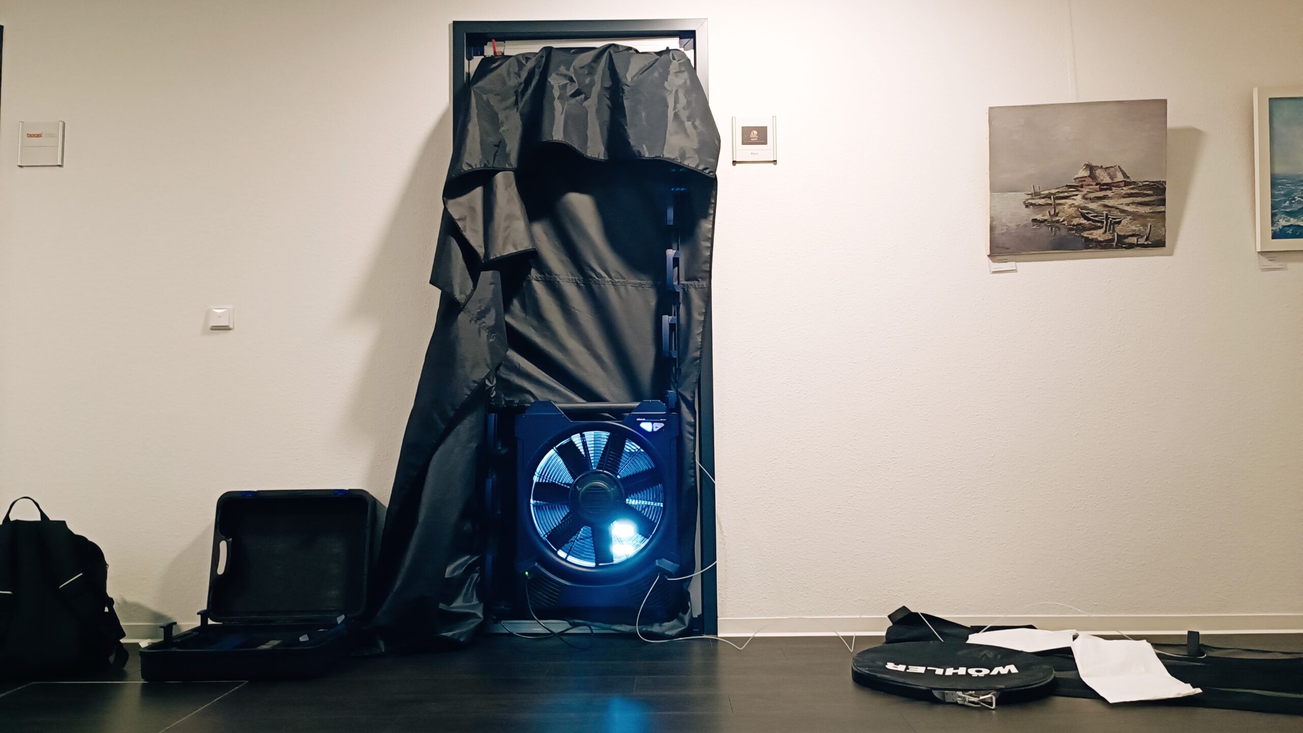 Professioneller Blower-Door-Test mit einem eingebauten Messventilator in einer Haustür zur Prüfung der Luftdichtheit.