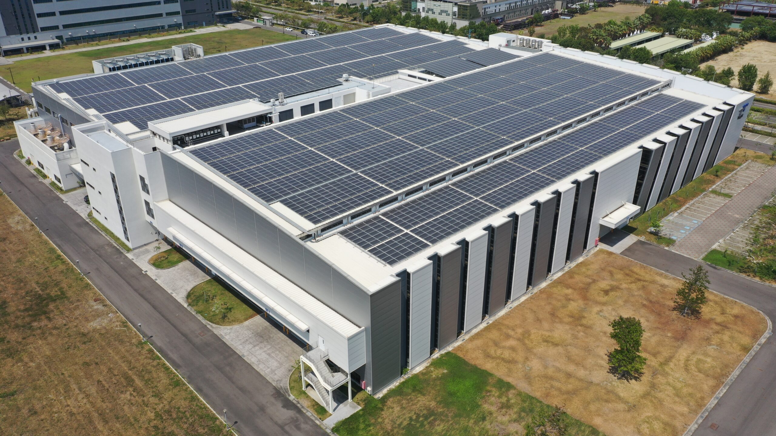 Klimafreundlicher Neubau (KFN) eines energieeffizienten Nichtwohngebäudes mit moderner Gewerbearchitektur