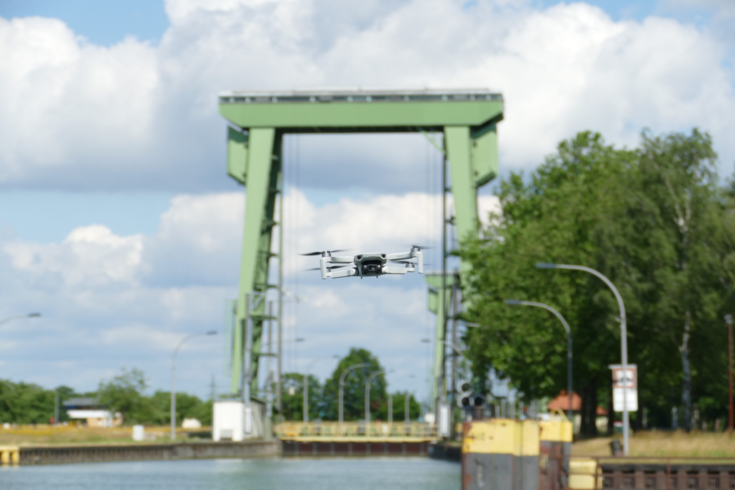 Quadrocopter-Kameradrohne im Einsatz beim Luftbildservice für die Schadendokumentation an einem großen Bauwerk.
